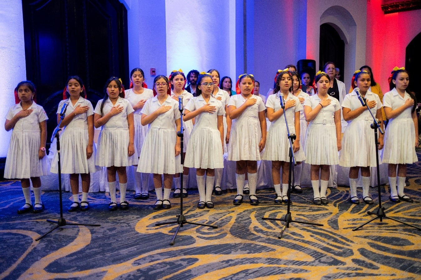Interpretación de Himnos a cargo de las alumnas Escuela República de Colombia de Siguatepeque