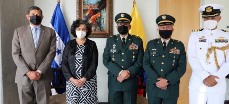 Embajadora Luz Marina Rivera se reunió con el Secretario de Defensa de Honduras